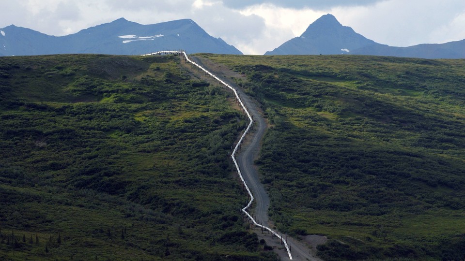 Un oleoducto que baja por la ladera de una montaña