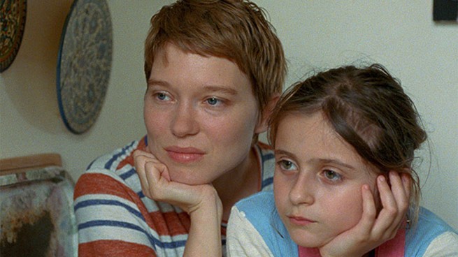 Léa Seydoux with a young girl in "One Fine Morning"