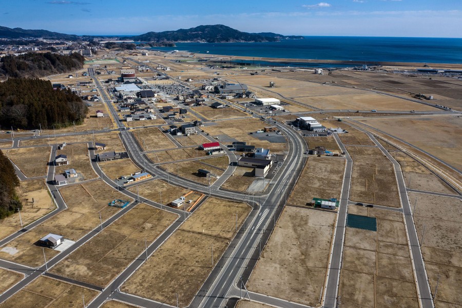 A broad view of a sparsely-filled coastal town.
