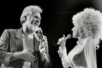 Dolly Parton and Kenny Rogers perform at Maple Leaf Gardens in Toronto in 1986