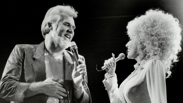 Dolly Parton and Kenny Rogers perform at Maple Leaf Gardens in Toronto in 1986