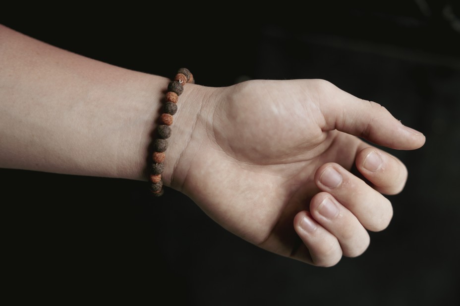Picture of a bracelet Keider made during his time in CECOT.