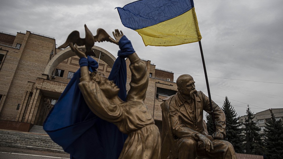 Флаг развевается после того, как украинская армия освободила город Балаклея. (Метин Актас / агентство "Анадолу" / Getty)