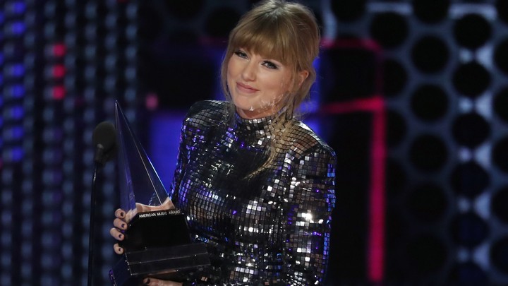 Taylor Swift at the 2018 American Music Awards