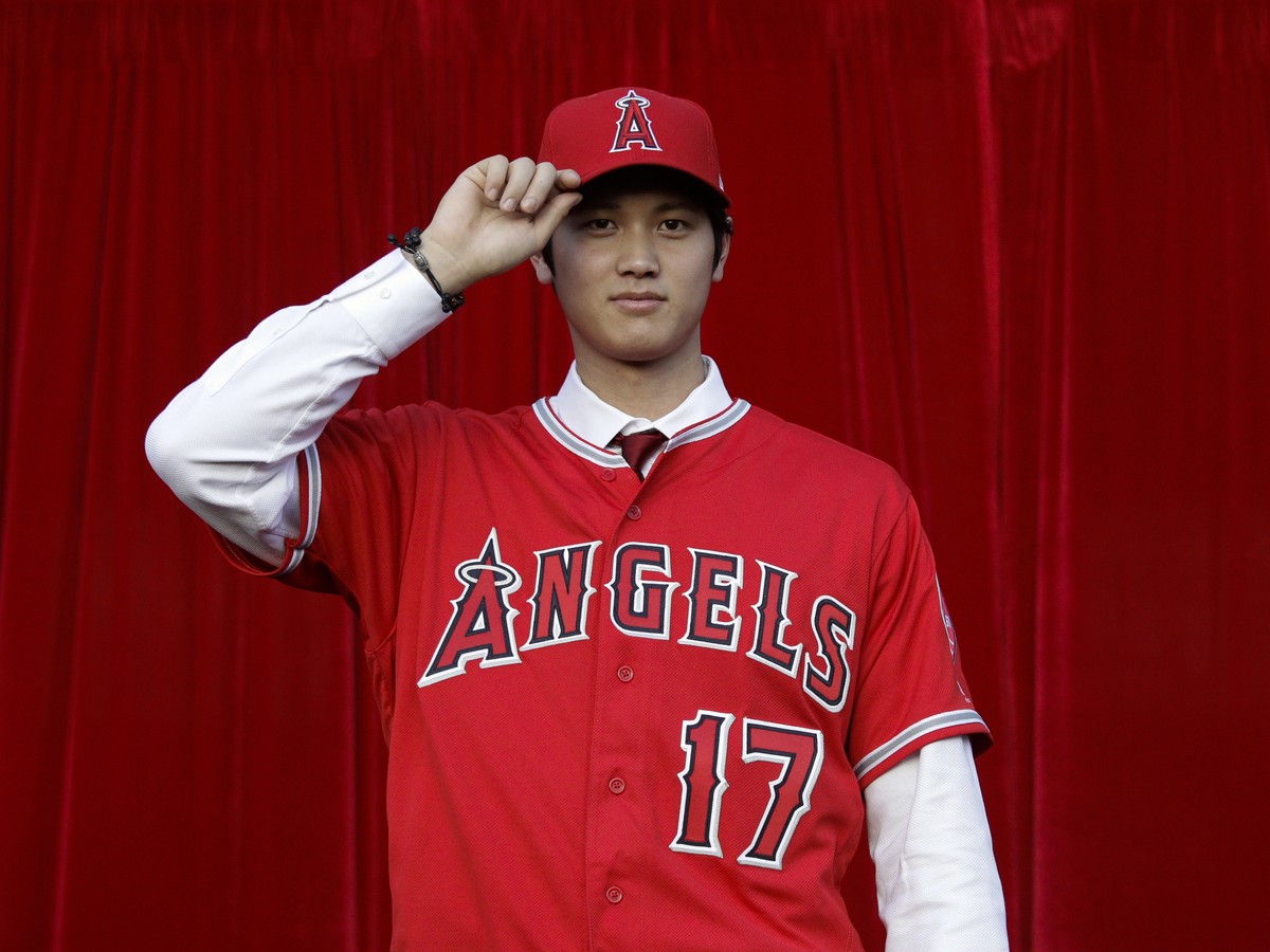Shohei Ohtani displays an act of Japanese politeness at the Angels dugout