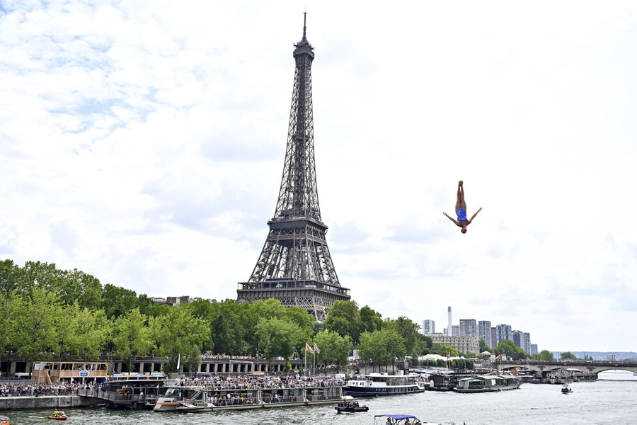 Photos of the Week Mormon Crickets, Dragon Boats, Floating Concert