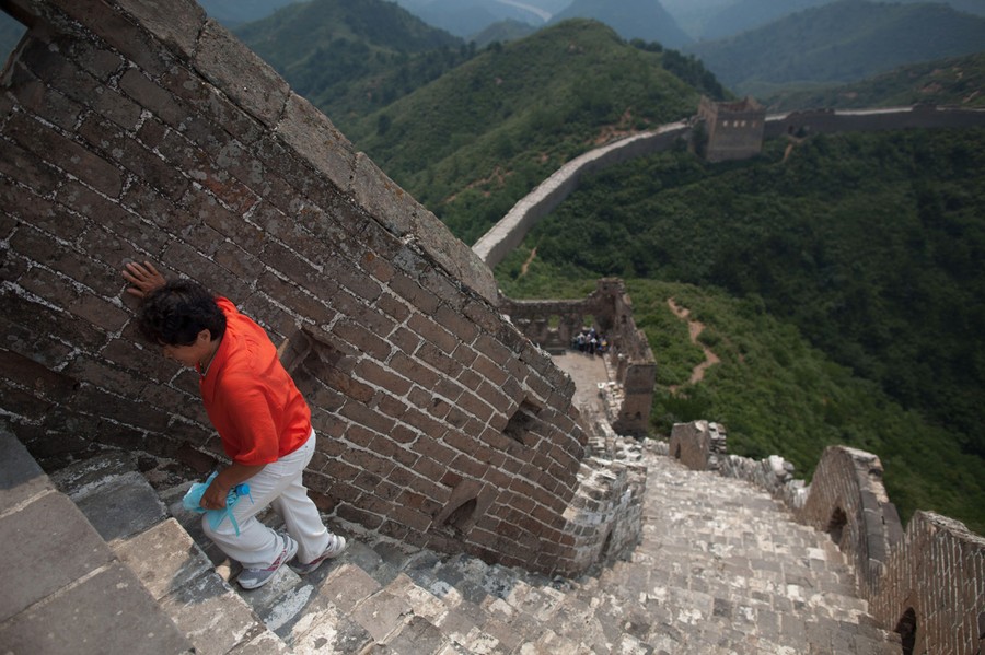 The Great Wall of china traces its routover the mountainous region nera  Netranyu Stock Photo - Alamy