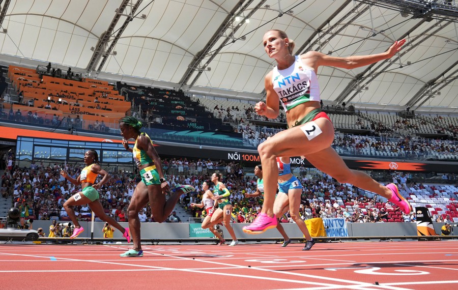 230824) -- BUDAPEST, Aug. 24, 2023 -- Athlete compete during the