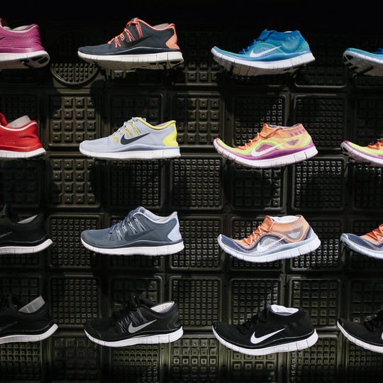 Ciego Diez molestarse How Nike, and Phil Knight, Turned Running Shoes Into Fashion - The Atlantic
