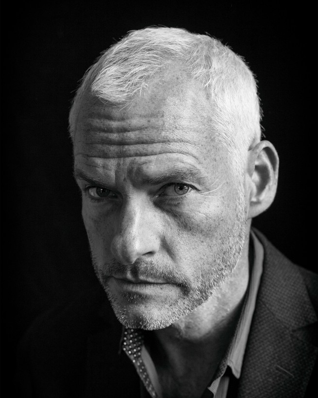 Portrait de Martin McDonagh en noir et blanc