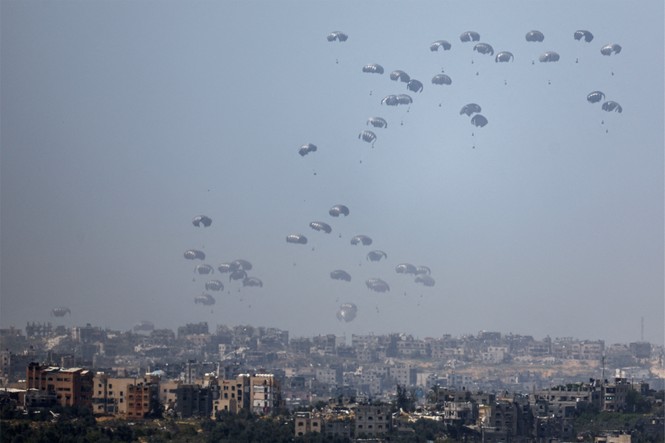 A photo of humanitarian aid parachuting into Gaza