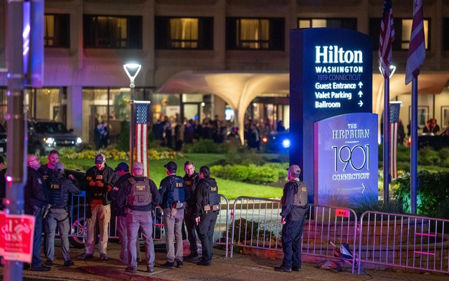 A photograph of FBI agents gathered outside of the Washington Hilton.
