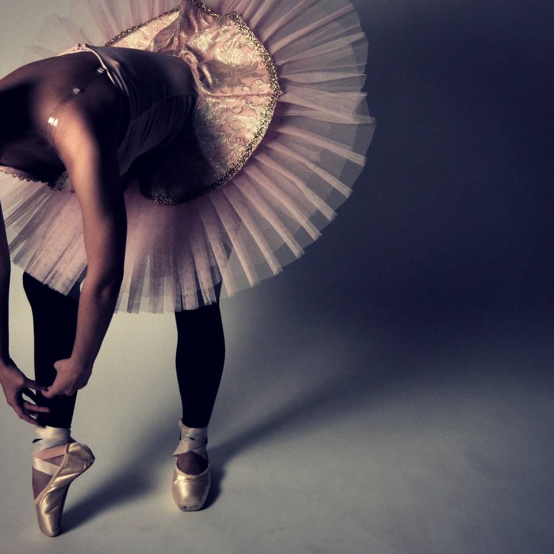 regeringstid lommetørklæde omfattende Mesmerizing Videos of Ballerinas Preparing Their Pointe Shoes - The Atlantic