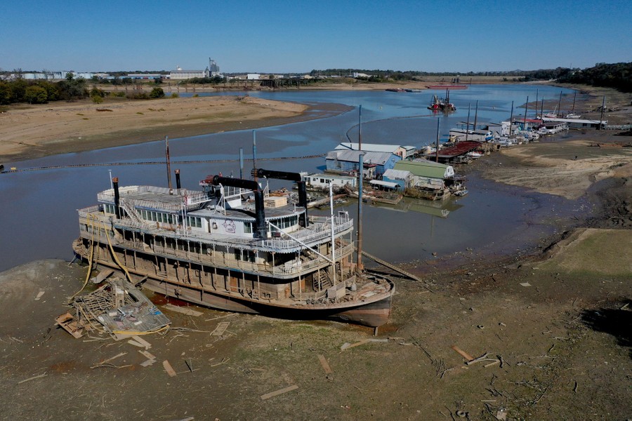 Photos Drought Conditions Drop the Mississippi River to Historic Lows