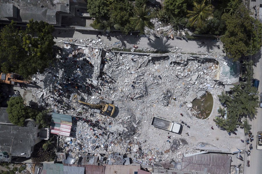 Una veduta aerea di attrezzature pesanti che sgombrano le macerie da un hotel distrutto