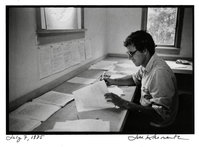 Una fotografía en blanco y negro de Matthiessen en su escritorio.