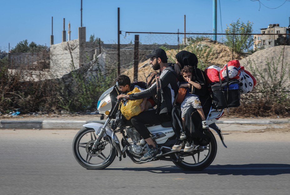 Εικόνα των Παλαιστινίων που φεύγουν από την πόλη της Γάζας στη νότια Γάζα αφού τους είπαν να εγκαταλείψουν τα σπίτια τους στο βορρά από τον ισραηλινό στρατό στη Λωρίδα της Γάζας, στη Γάζα.