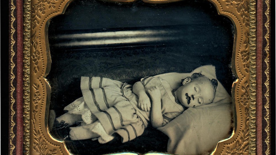 pictures of dead babies in caskets