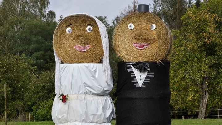 Bales of hay dressed up to look like a bride and groom