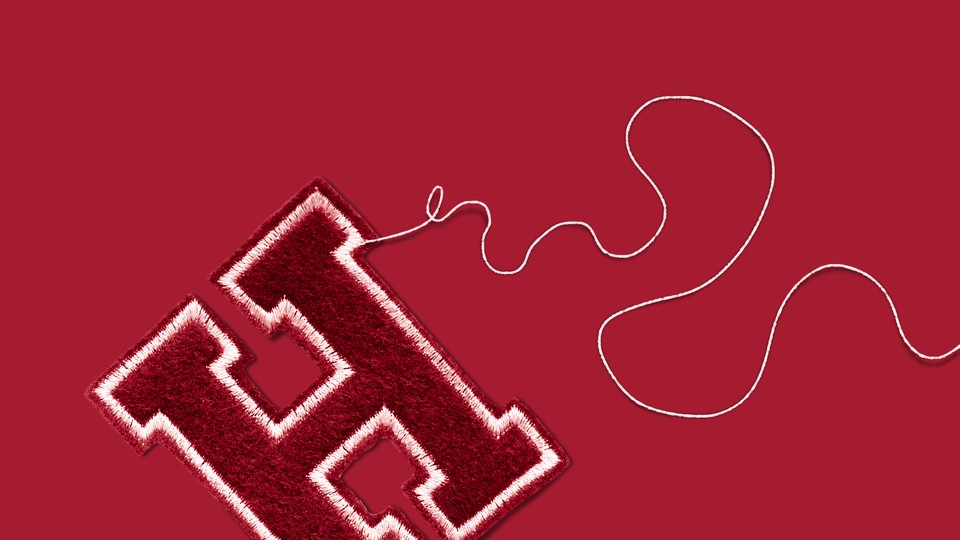 Een Harvard "H" patch waaruit een draad ontrafeld wordt