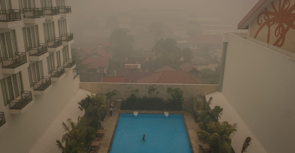 Fires In Indonesia Blanket Islands And Cities In Smog Photos The Atlantic