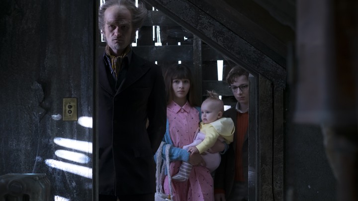 Review Netflix S A Series Of Unfortunate Events Is A Dark Delight The Atlantic