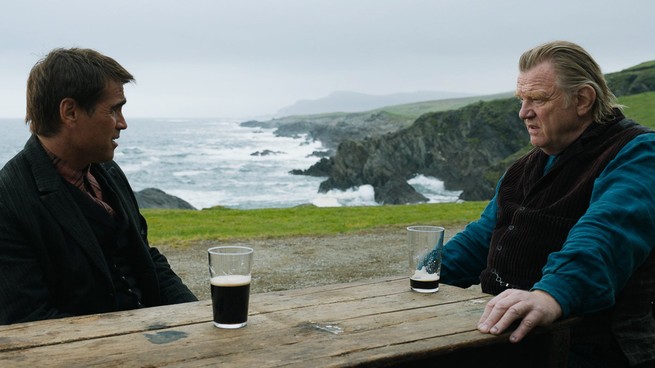 Colin Farrell et Brendan Gleeson se louchent autour d'une bière "Les Banshees d'Inisherin"