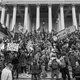 Una fotografía en blanco y negro de una muchedumbre pro-Trump reunida frente al Capitolio el 6 de enero de 2021.