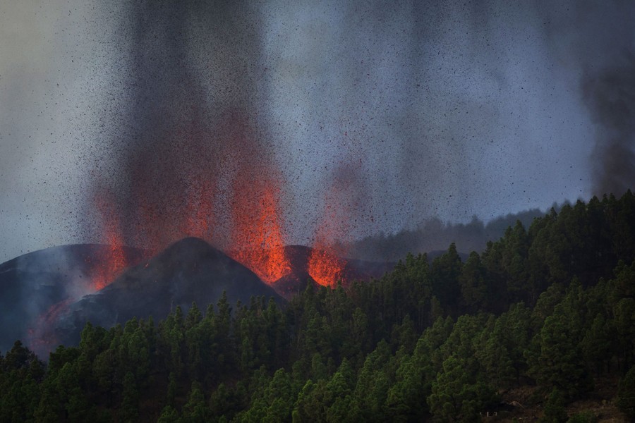 Smoke cloud from the Cumbre Vieja volcano, on 24 November 2021, in Los  Llanos de Aridane, Santa Cruz de Tenerife, Canary Islands, (Spain). The  Cumbre Vieja volcano, which began to roar on