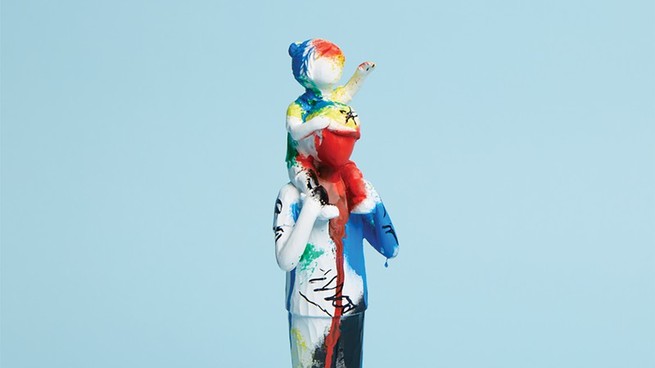 ilustración de una estatua blanca de un hombre con un niño pequeño sobre los hombros cubierta de pintura en aerosol