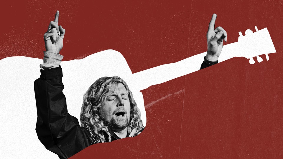 An image of Sean Feucht with his fingers in the air