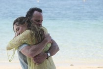 Aimee Lou Wood and Walton Goggins embracing on “The White Lotus”
