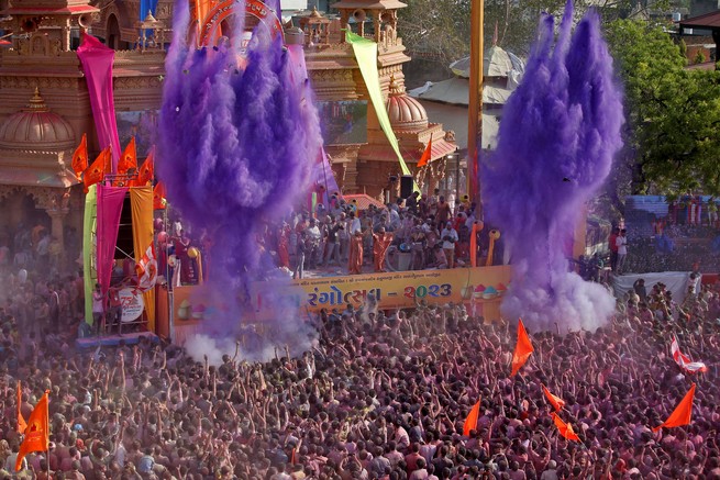 Des fidèles hindous célèbrent Holi dans un temple de Salangpur le 7 mars 2023.