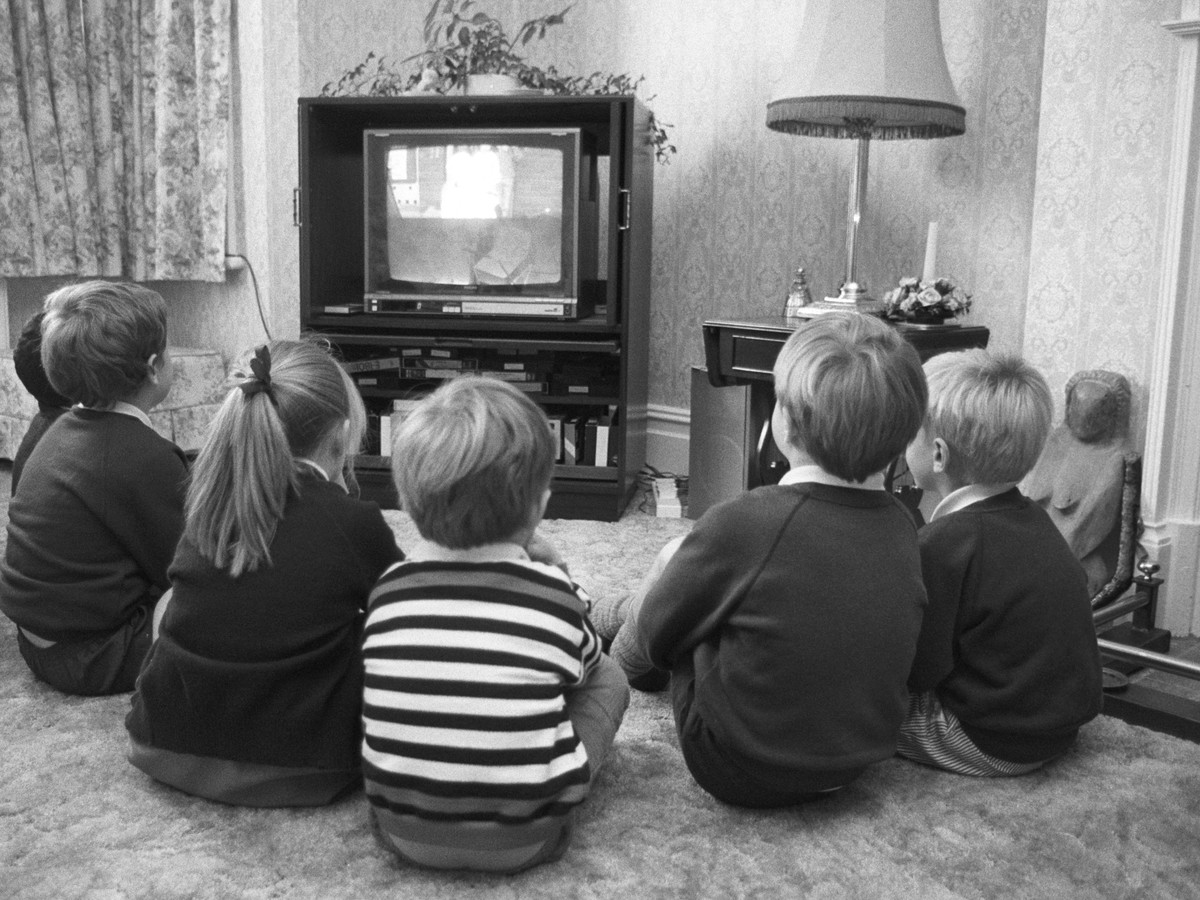 kids in front of old tv