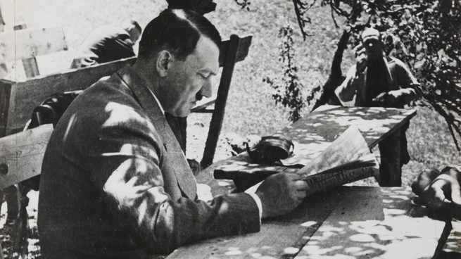 Hitler lisant un livre