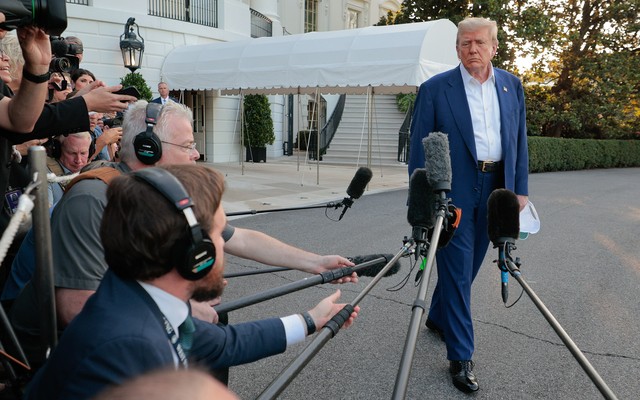 Picture of Trump looking annoyed at reporters