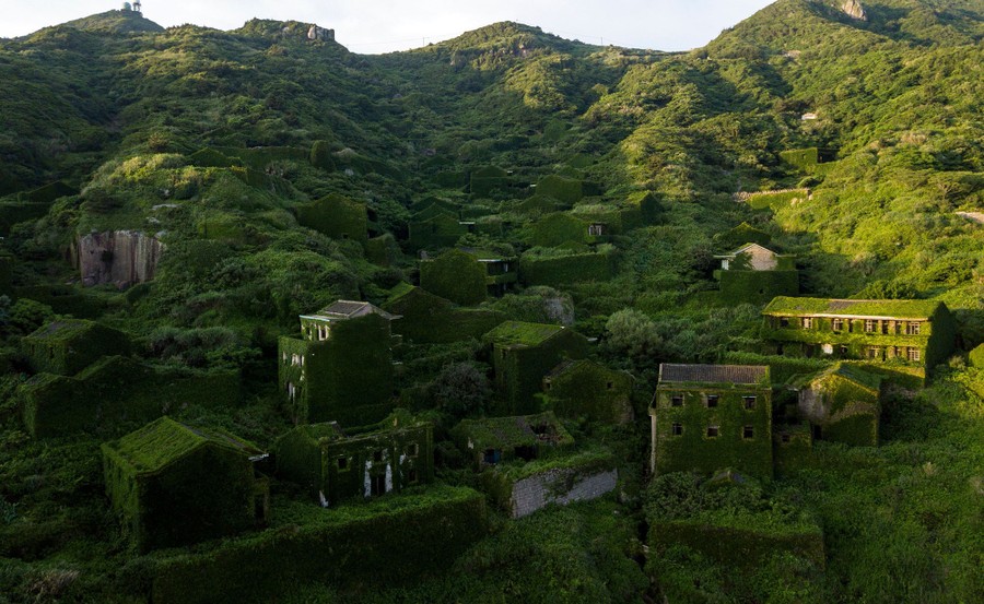 A Photo Trip to the Abandoned Village of Houtouwan - The Atlantic