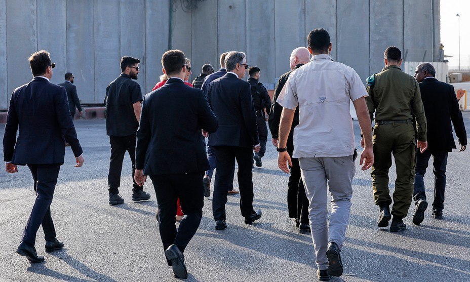 Picture of Antony Blinken walking with Israeli Defense Minister Yoav Gallant toward the Gaza border at the Kerem Shalom crossing in southern Israel.