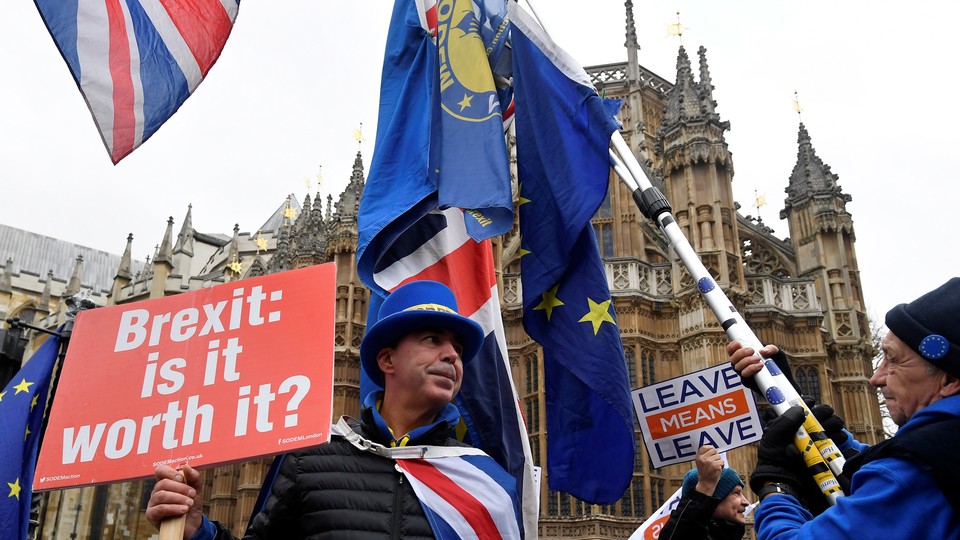 Pro- and anti-Brexit protesters demonstrate outside Parliament in December 2018.