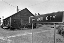 Sign to Soul City next to house