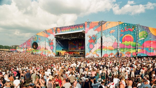 A crowd at one of the Woodstock '99 stages
