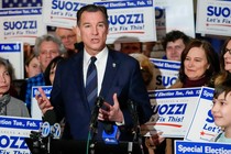 Tom Suozzi campaigning