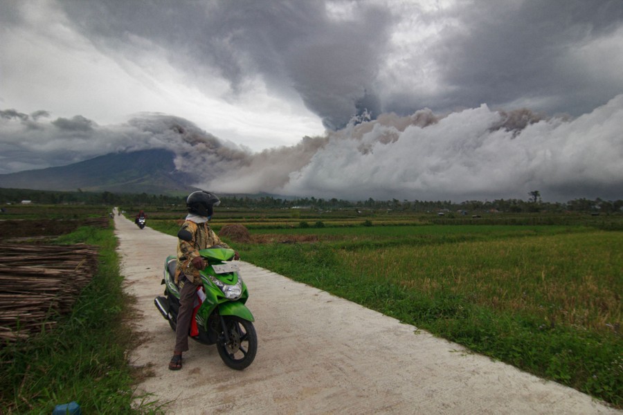 Photos of the Week: Ice Canoe, Rainbow Mountain, Balloon Debris - The ...