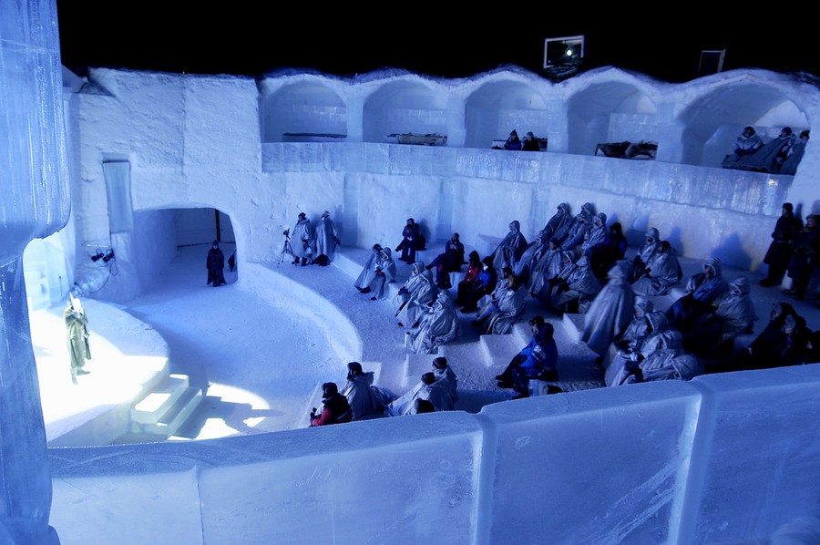 Khán giả ngồi trong một nhà hát ngoài trời được tạc từ băng tuyết.