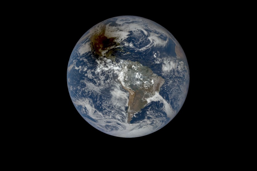 Μια άποψη της Γης, από το διάστημα, με μια σκοτεινή κηλίδα σε μέρος της Βόρειας Αμερικής - η σκιά του φεγγαριού κατά τη διάρκεια μιας έκλειψης