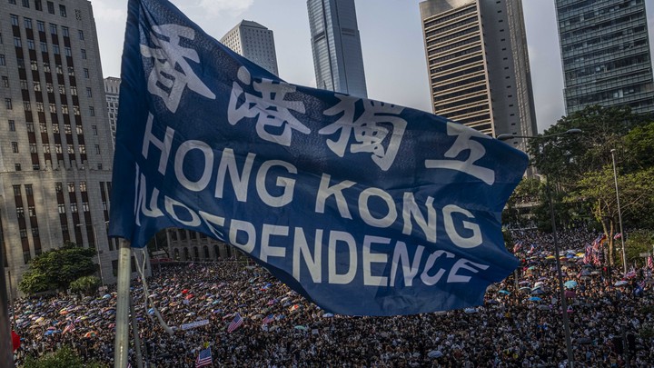 Protesters march to the U.S. consulate in Hong Kong, September 8​, 2019. Protesters carrying Am​erican flags sought support fo​r a bill in Congress that woul​d punish Chinese officials who​ suppress freedoms in the city​.