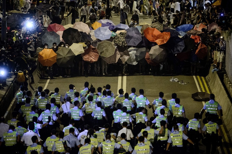 https://cdn.theatlantic.com/thumbor/pAfMSJUSH_goAWBp9Zjua93no8M%3D/900x600/media/img/photo/2014/10/hong-kong-police-clash-with-occupy-protesters/h01_57212566/original.jpg