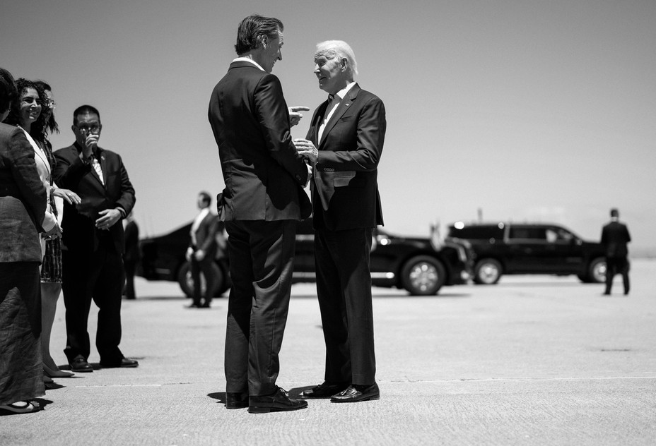 Picture of President Joe Biden speaking with California Gov. Gavin Newsom as he arrives in Santa Clara County, California.
