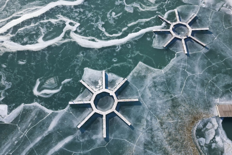 Spoked structures amid cracked ice on a lake