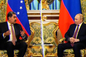 A photo of Nicolás Maduro and Vladimir Putin, torn in the middle
